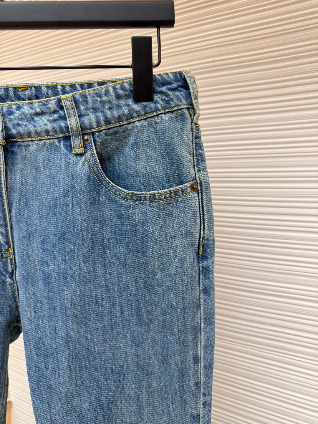 LOUIS VUITTON rope embroidered jeans ●Authentic product: purchased and developed by 13270 ●Item number: 1680836-A95 ●Fabric: denim fabric ●Technology: embroidery production ●Version: fitted version ●Weight: about 635 grams ●Size: S-M-L ●Description: The fabric is made of YB customized denim fabric, with straw rope embroidery design on the chest. The overall alignment is straight and delicate, the fabric is comfortable and soft, and the color is consistent without color difference. It can be matched with the same style to create a fashionable look and control various occasions. Customized accessories, complete with three standards, same style for men and women!